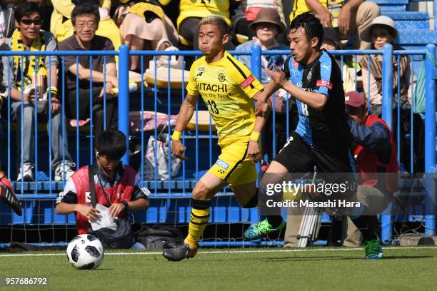 Ryuta Koike of Kashiwa Reysol and Hiroyuki Abe of Kawasaki Frontale compete for the ball during the J.League J1 match between Kashiwa Reysol and...