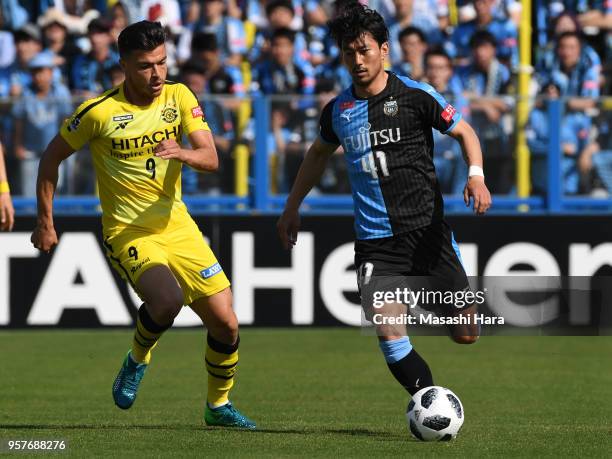 Akihiro Ienaga of Kawasaki Frontale in action during the J.League J1 match between Kashiwa Reysol and Kawasaki Frontale at Sankyo Frontier Kashiwa...