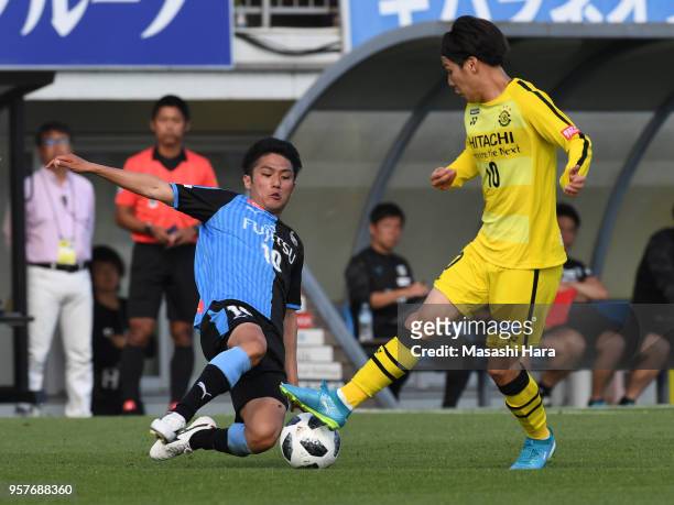 Ryota oshima of Kawasaki Frontale and Wataru Esaka of Kashiwa Reysol compete for the ball during the J.League J1 match between Kashiwa Reysol and...