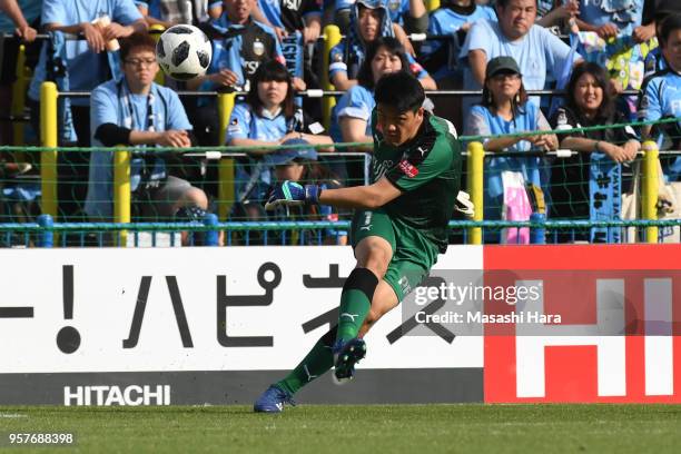 Jung Sung Ryong of Kawasaki Frontale in action during the J.League J1 match between Kashiwa Reysol and Kawasaki Frontale at Sankyo Frontier Kashiwa...