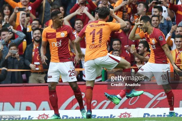 Younes Belhanda of Galatasaray celebrates his goal with his team mates during the Turkish Super Lig match between Galatasaray and Evkur Yeni...
