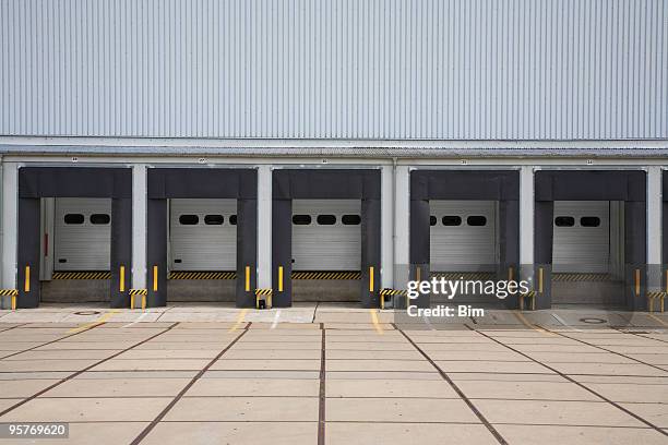 warehouse loading bays - loading dock 個照片及圖片檔