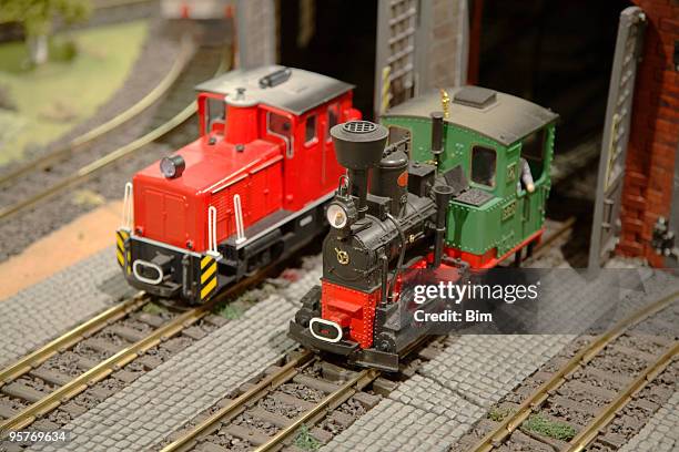 miniature locomotives - speelgoedtrein stockfoto's en -beelden
