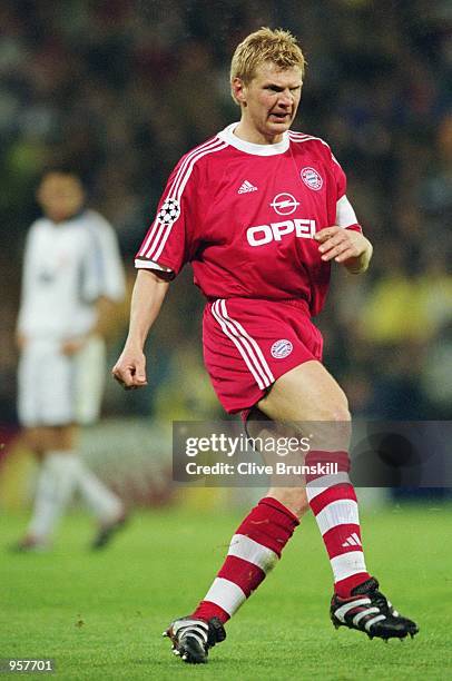 Stefan Effenberg of Bayern Munich passes the ball during the UEFA Champions League semi-final first leg match against Real Madrid played at the...