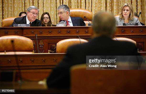 Commission Chairman Phil Angelides talks to Vice Chairman Bill Thomas as commissioner Heather Murren looks on during a hearing before the Financial...