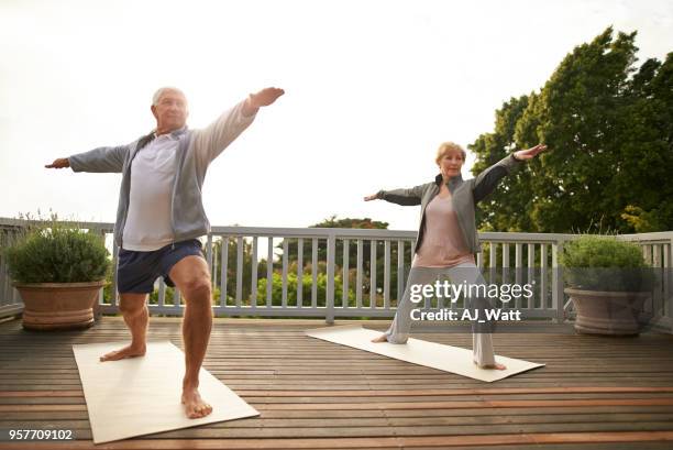 yoga hält uns jung - senior yoga stock-fotos und bilder