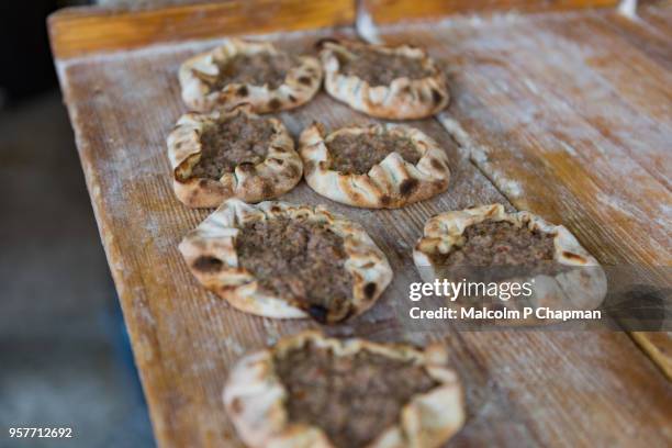 meat filled lebanese flatbreads, freshly made in bakery, beirut, lebanon - lebanese food stockfoto's en -beelden