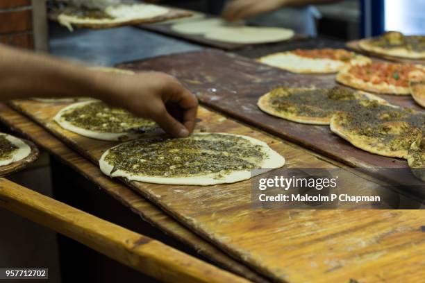 manouche, lebanese flatbread, with zaatar prepared in bakery, beirut, lebanon - lebanese food stock-fotos und bilder