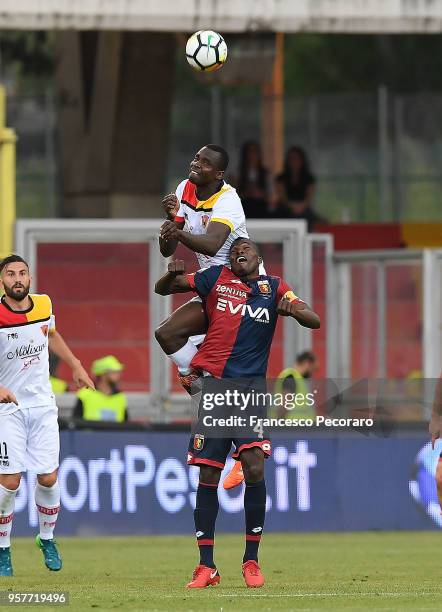 Cheick Diabatè of Benevento Calcio vies with Isaac Cofie of Genoa CFC during the serie A match between Benevento Calcio and Genoa CFC at Stadio Ciro...