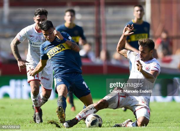 Walter Bou of Boca Juniors fights for the ball with Adrian Calello of Huracan during a match between Huracan and Boca Juniors as part of Superliga...
