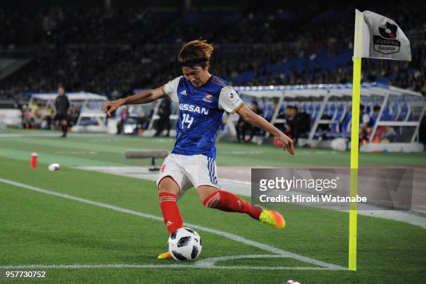 Jun Amano of Yokohama F.Marinos in action during the J.League J1 match between Yokohama F.Marinos and Gamba Osaka at Nissan Stadium on May 12, 2018...