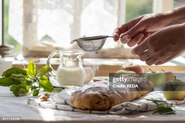 Hand Sprinkle Powder Photos et images de collection - Getty Images
