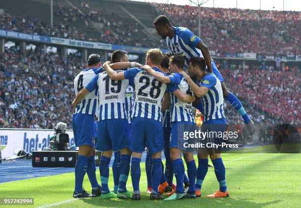 Karim Rekik, Vedad Ibisevic, Fabian Lustenberger, Vladimir Darida, Salomon Kalou and Mathew Leckie of Hertha BSC celebrate after scoring the 1:1...