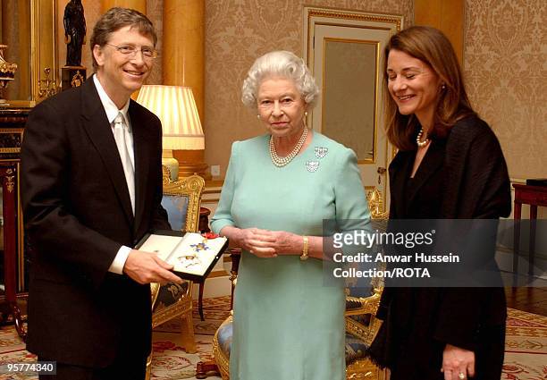 The Queen Elizabeth II presents Microsoft tycoon Bill Gates with his honorary knighthood at Buckingham Palace, London, Wednesday March 2, 2005...