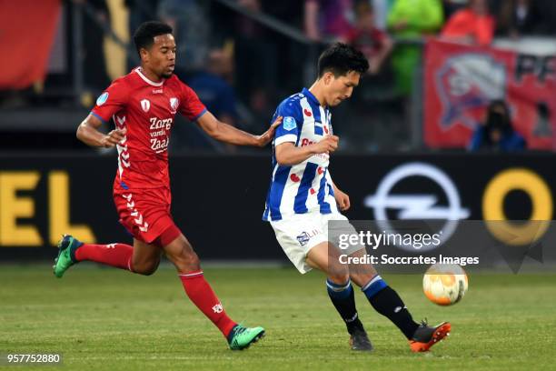 Urby Emanuelson of FC Utrecht, Yuki Kobayashi of SC Heerenveen during the Dutch Eredivisie match between FC Utrecht v SC Heerenveen at the Stadium...