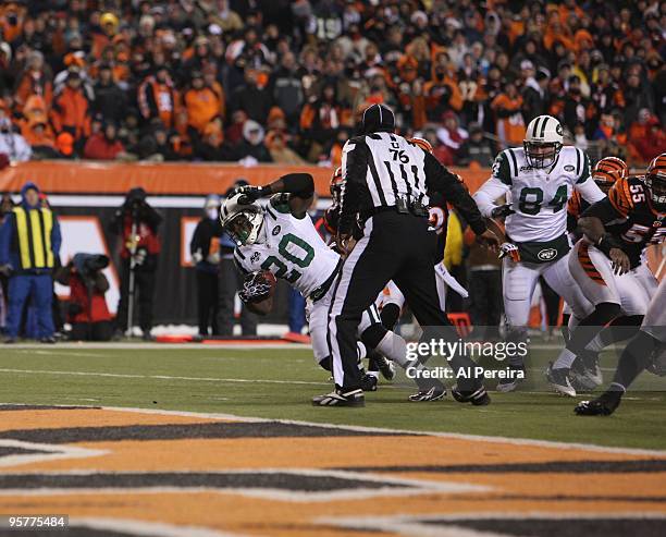 Running Back Thomas Jones of the New York Jets has a 9-yard Touchdown run against the Cincinnati Bengals during their Wildcard Playoff game at Paul...