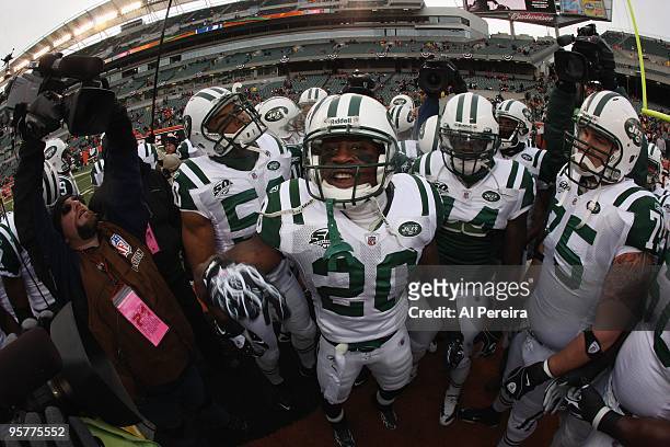 Running Back Thomas Jones of the New York Jets rallies his team against the Cincinnati Bengals during their Wildcard Playoff game at Paul Brown...