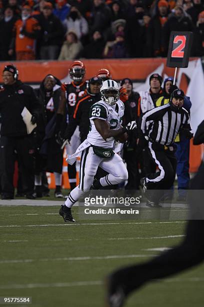 Running Back Shonn Greene of the New York Jets has a 39-yard Touchdown run against the Cincinnati Bengals during their Wildcard Playoff game at Paul...