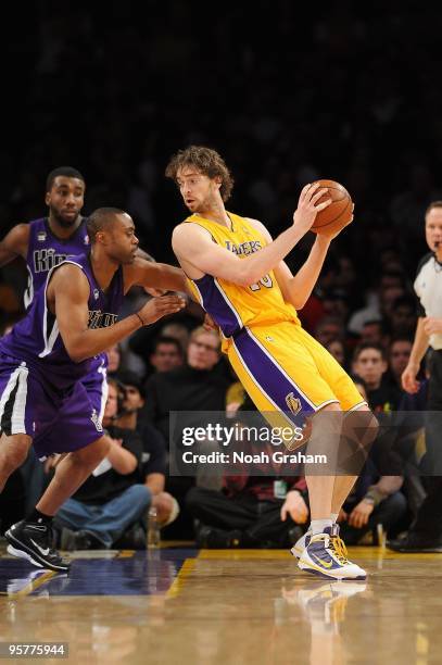 Pau Gasol of the Los Angeles Lakers posts up against Kenny Thomas of the Sacramento Kings during the game on January 1, 2010 at Staples Center in Los...
