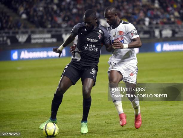 Amiens' Moussa Konate vies with Metz' Senegalese defender Fallou Diagne during the French L1 football match between Amiens and Metz on May 12, 2018...