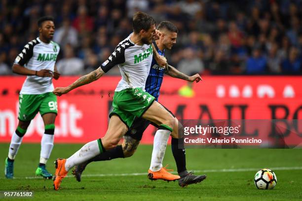 Mauro Icardi of FC Internazionale is challenged by Francesco Acerbi of US Sassuolo during the Serie A match between FC Internazionale and US Sassuolo...
