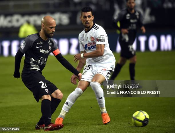 Amiens' Fernando Avelar vies with Metz' Renaud Cohade during the French L1 football match between Amiens and Metz on May 12, 2018 at the Licorne...
