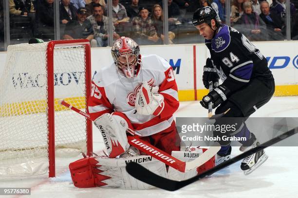 Jimmy Howard of the Detroit Red Wings makes the save against Ryan Smyth of the Los Angeles Kings on January 7, 2010 at Staples Center in Los Angeles,...