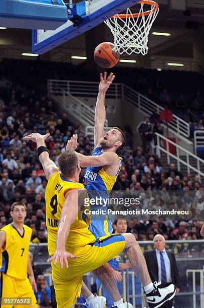Andrew Wisniewski, #7 of Maccabi Electra Tel Aviv competes with Jared Homan, #9 of Maroussi BC during the Euroleague Basketball Regular Season...