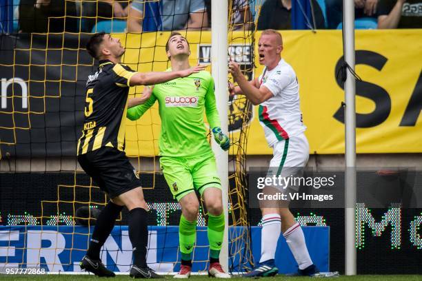 Matt Matthew Miazga of Vitesse, goalkeeper Jeroen Houwen of Vitesse, Tom Tommie Beugelsdijk of ADO Den Haag during the Dutch Eredivisie play-offs...