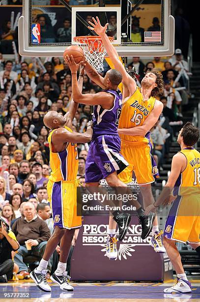 Kenny Thomas of the Sacramento Kings goes to the basket against Lamar Odom and Pau Gasol of the Los Angeles Lakers during the game on January 1, 2010...