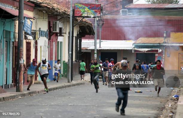 Demostrators run during nation-wide protests demanding justice, democracy and the departure of President Daniel Ortega, in Masaya, Nicaragua on May...