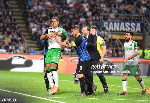 Inter Milan's Captain Argentinian forward Mauro Icardi pushes to leave the pitch Sassuolo's Uruguayan defender Mauricio Lemos during the Italian...