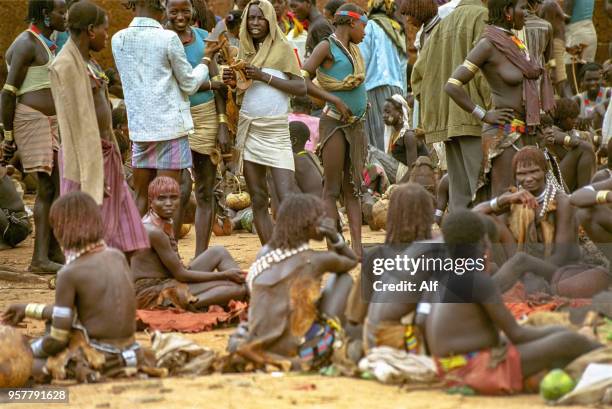 hamer women exchange goods at turmi market, omo river valley, ethiopia - karo stock pictures, royalty-free photos & images