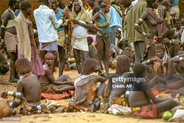 hamer women exchange goods at turmi market, omo river valley, ethiopia - karo 個照片及圖片檔