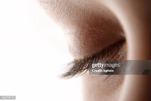 ojos cerrados - parpadear fotografías e imágenes de stock