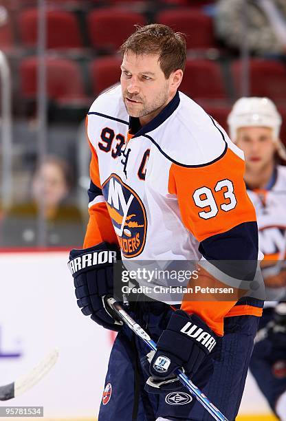 Doug Weight of the New York Islanders warms up before the NHL game against the Phoenix Coyotes at Jobing.com Arena on January 9, 2010 in Glendale,...