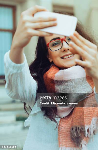 schöne mädchen nimmt eine selfie - elisaveta ivanova stock-fotos und bilder
