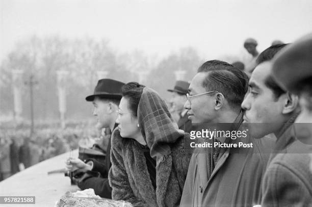Spectators outside Buckingham Palace on the wedding day of Princess Elizabeth and Philip Mountbatten, Duke of Edinburgh, London, 20th November 1947....