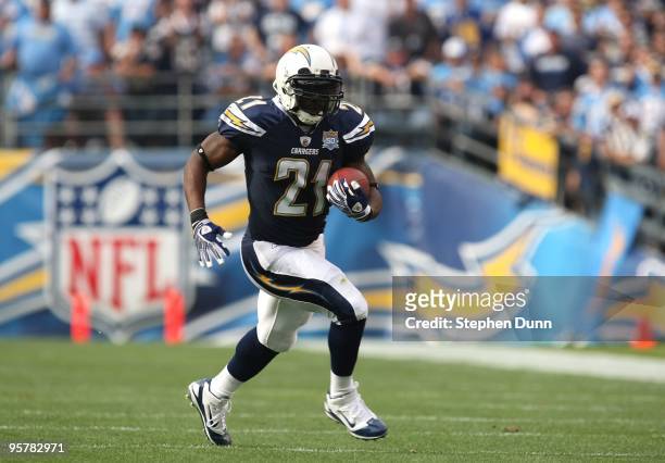 Running back LaDainian Tomlinson#21 of the San Diego Chargers carries the ball against the Cincinnati Bengals on December 20, 2009 at Qualcomm...