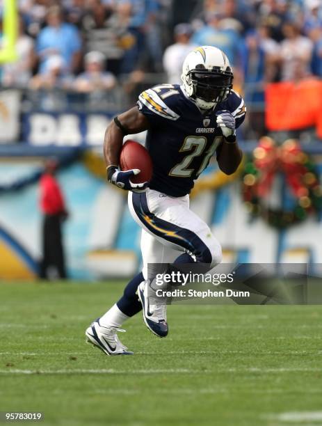 Running back LaDainian Tomlinson#21 of the San Diego Chargers carries the ball against the Cincinnati Bengals on December 20, 2009 at Qualcomm...