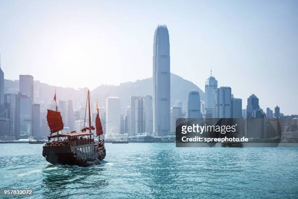 china, hong kong victoria harbour with historic sailboat and skyline - hong kong imagens e fotografias de stock