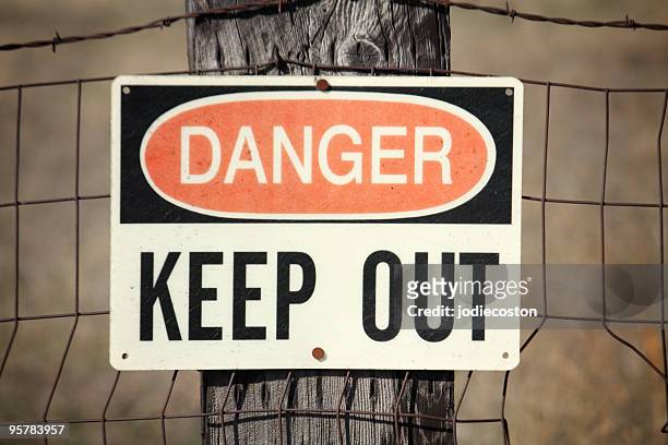 señal keep out - keep out sign fotografías e imágenes de stock