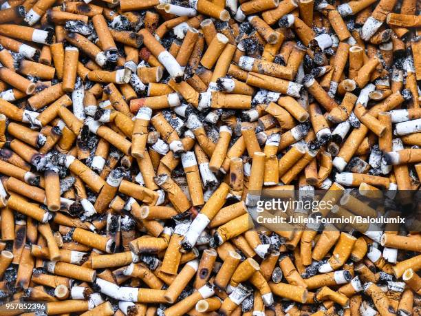cigarette butts in a public ashtray. - e cig foto e immagini stock