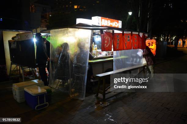 yatai stände nakasu red light district, fukuoka, japan - noodle bar stock-fotos und bilder