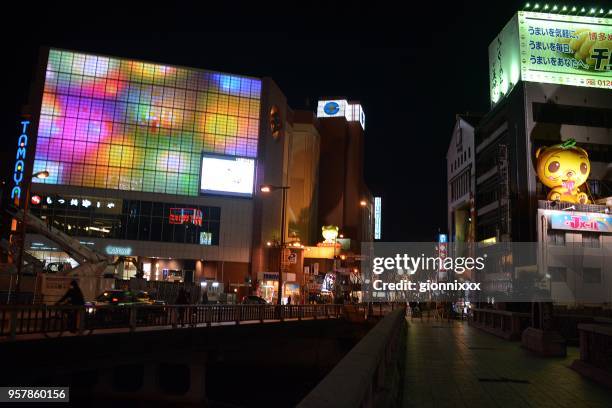 puente en el distrito de luz roja de nakasu, fukuoka, japón - prefectura de fukuoka fotografías e imágenes de stock