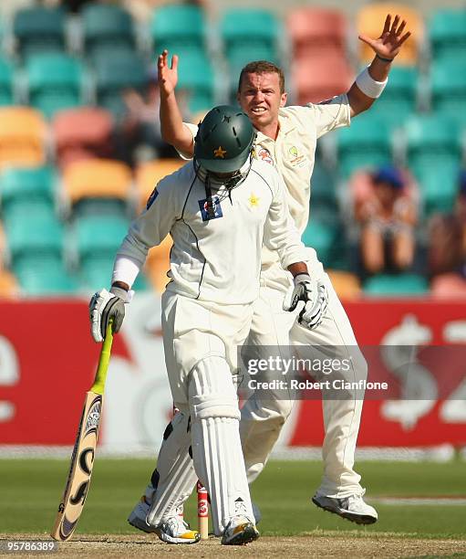 Peter Siddle of Australia celebrates the wicket of Imran Farhat of Pakistan during day two of the Third Test match between Australia and Pakistan at...