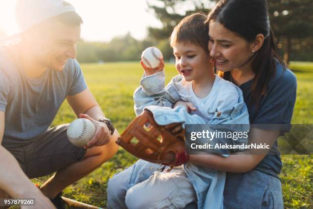 jong gezin met een leuke dag in de buitenlucht sport - baseball mom stockfoto's en -beelden