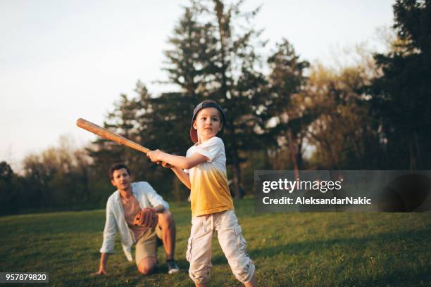 pouca prática de liga com meu pai - batting sports activity - fotografias e filmes do acervo