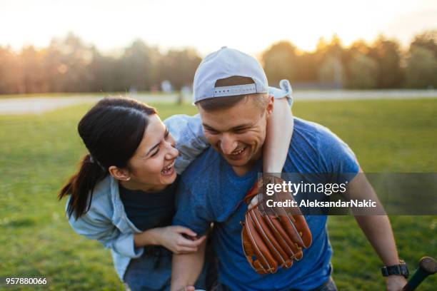 fira efter en casual softballmatch - softball sport bildbanksfoton och bilder