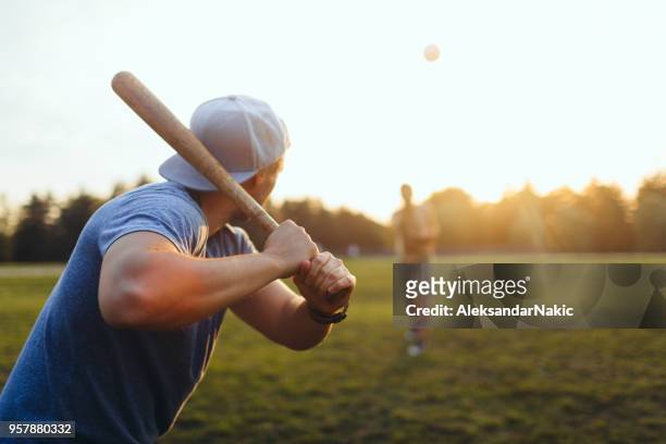 gioco di softball - lega sportiva foto e immagini stock